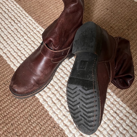 Frye short ankle boots size 6
Dark reddish brown
Great condition - Picture 3 of 4